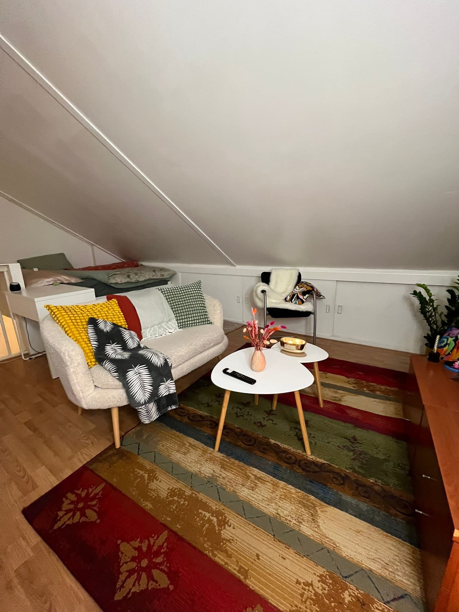 Image accompanying room listing