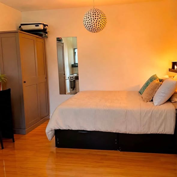 Image accompanying room listing
