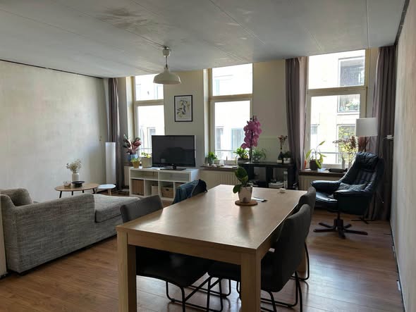Image accompanying room listing