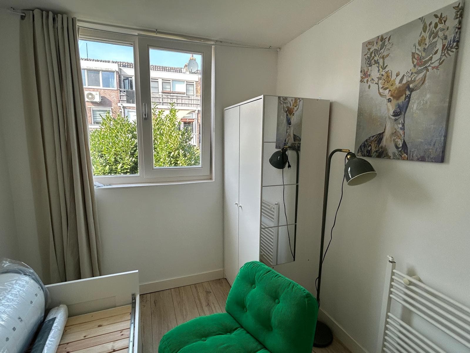 Image accompanying room listing