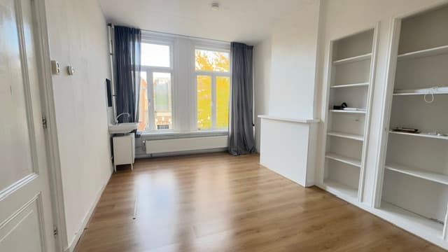 Image accompanying room listing