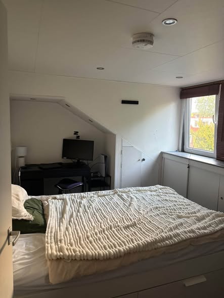 Image accompanying room listing