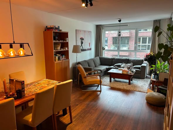 Image accompanying room listing