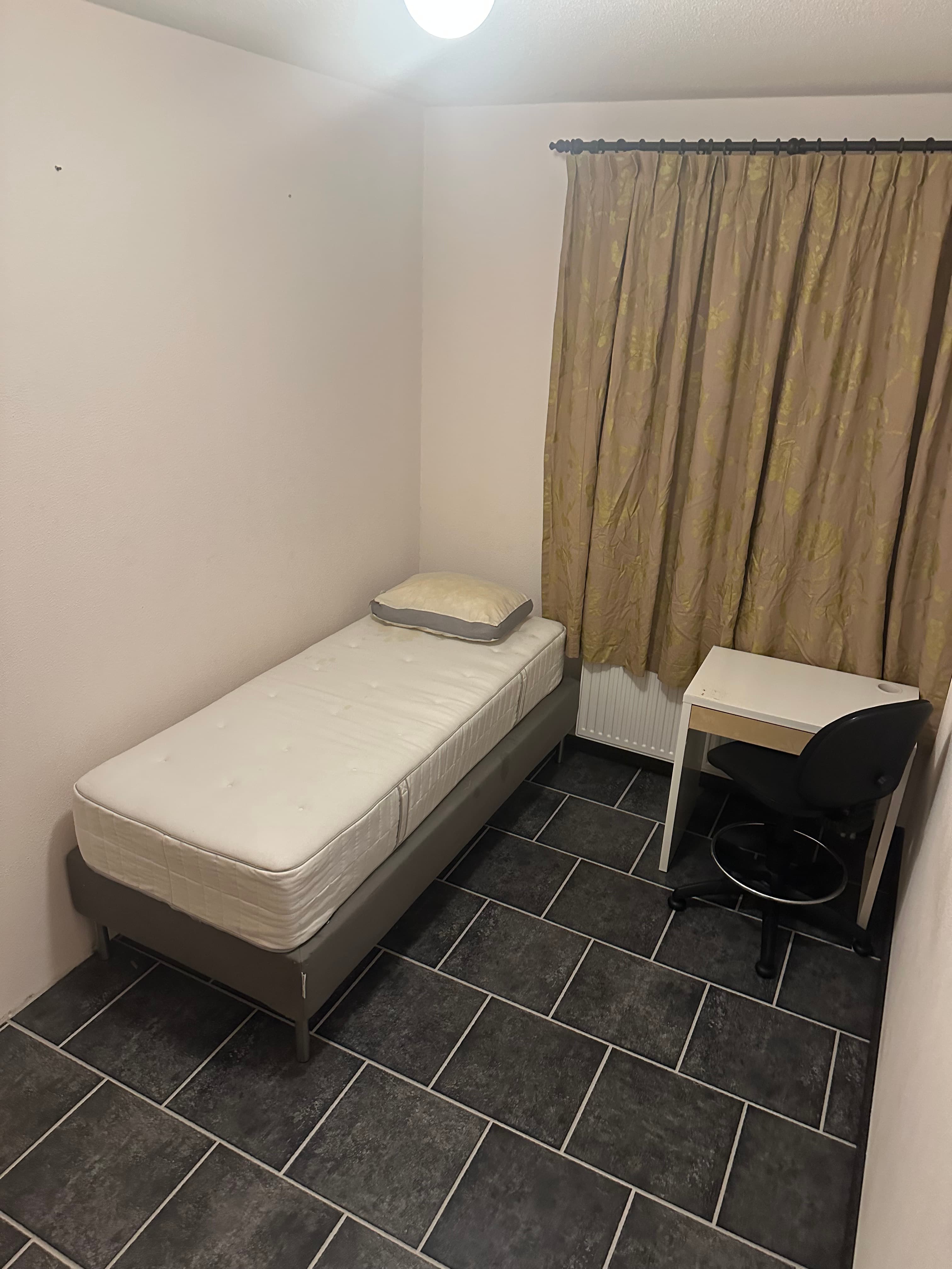 Image accompanying room listing