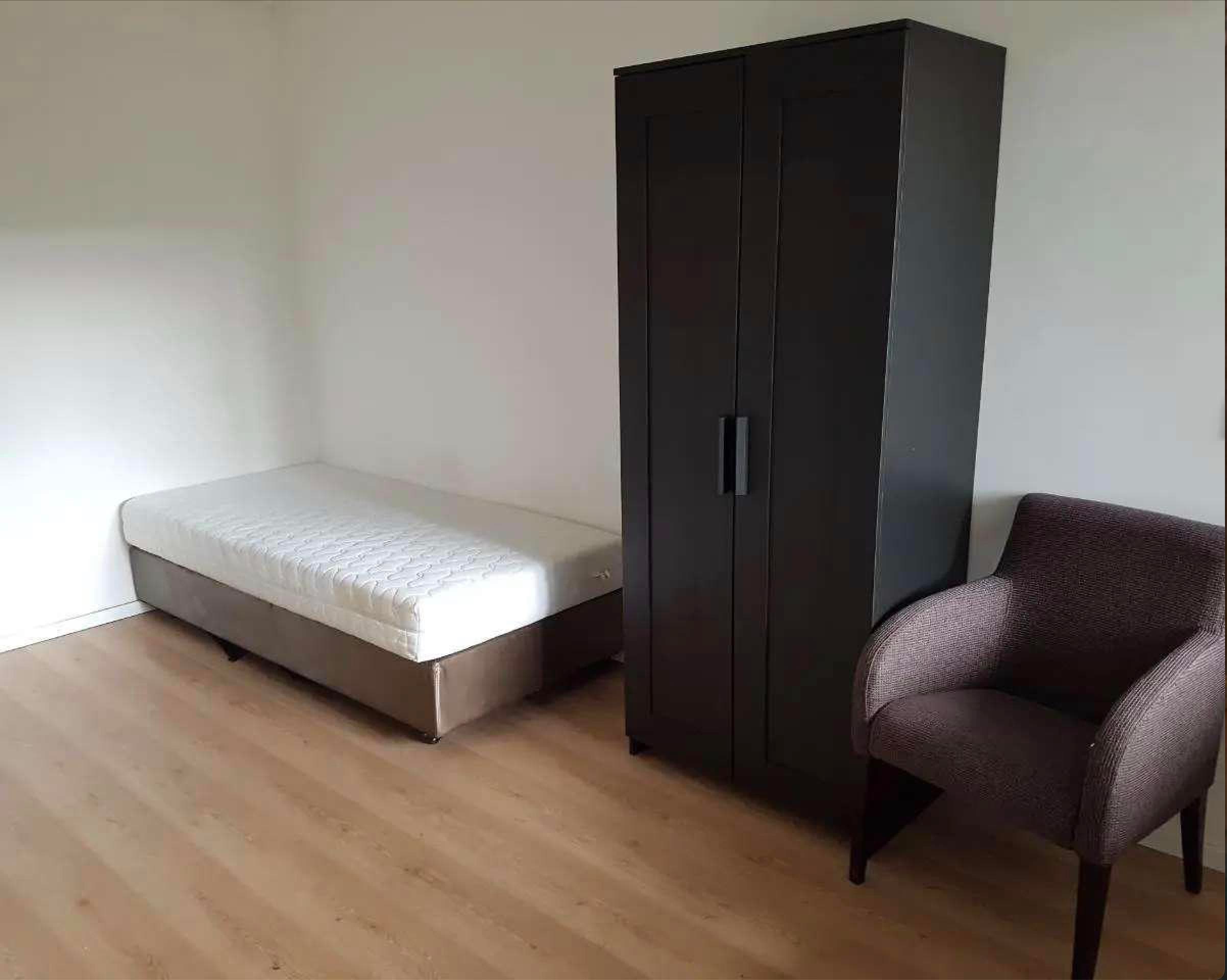 Image accompanying room listing