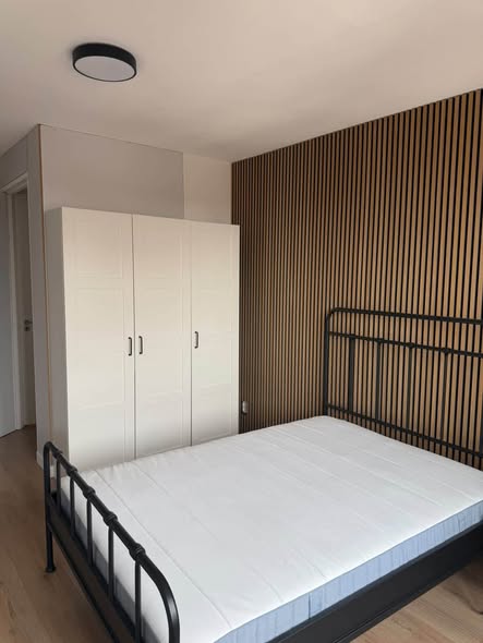 Image accompanying room listing