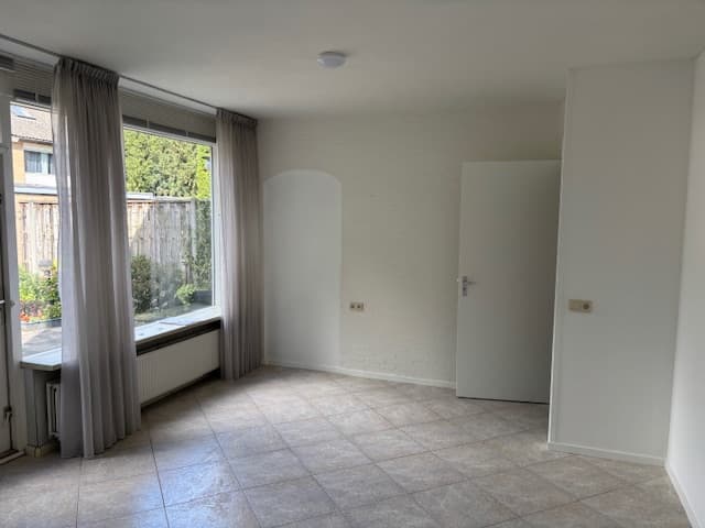 Image accompanying room listing