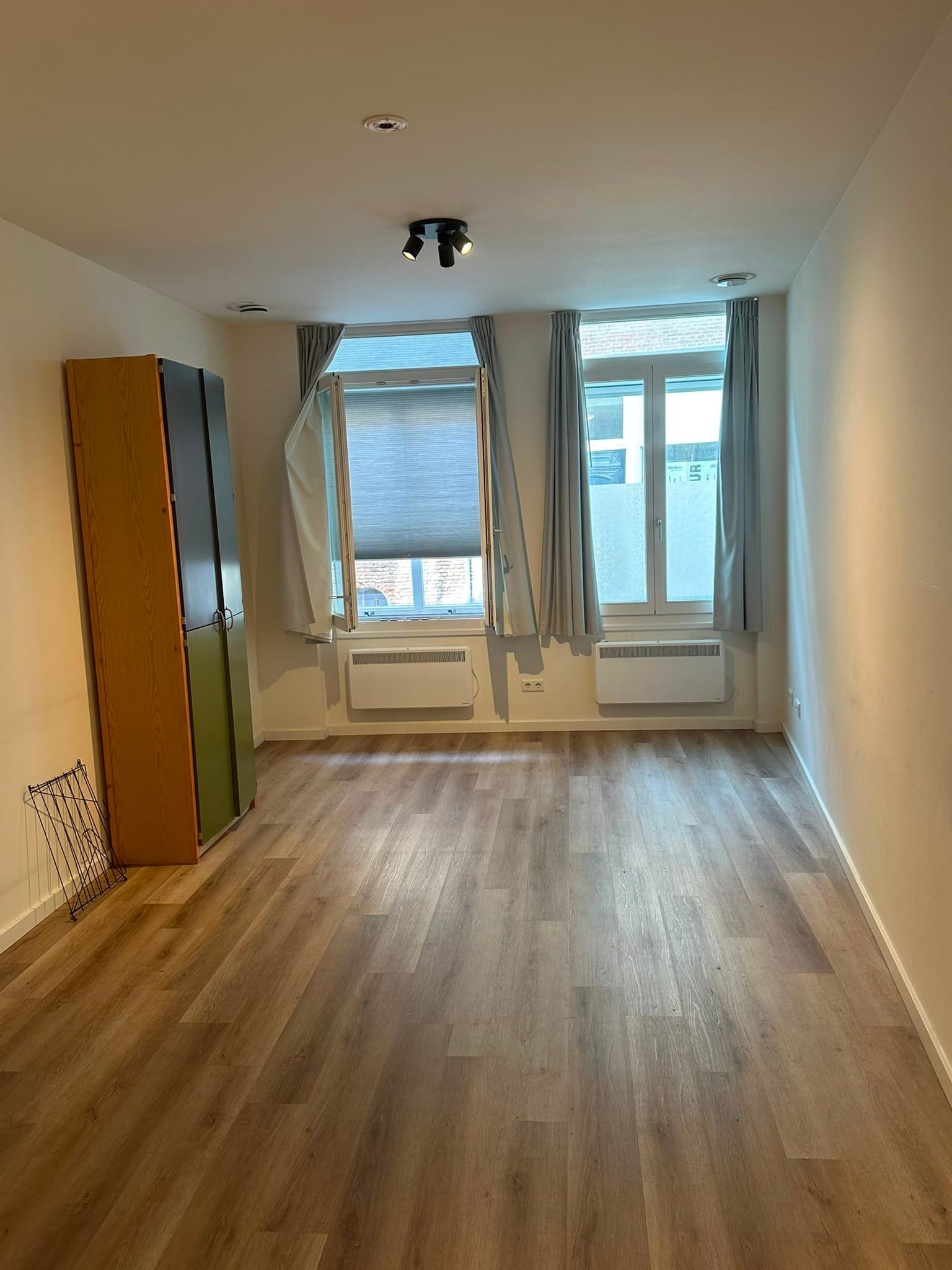 Image accompanying room listing