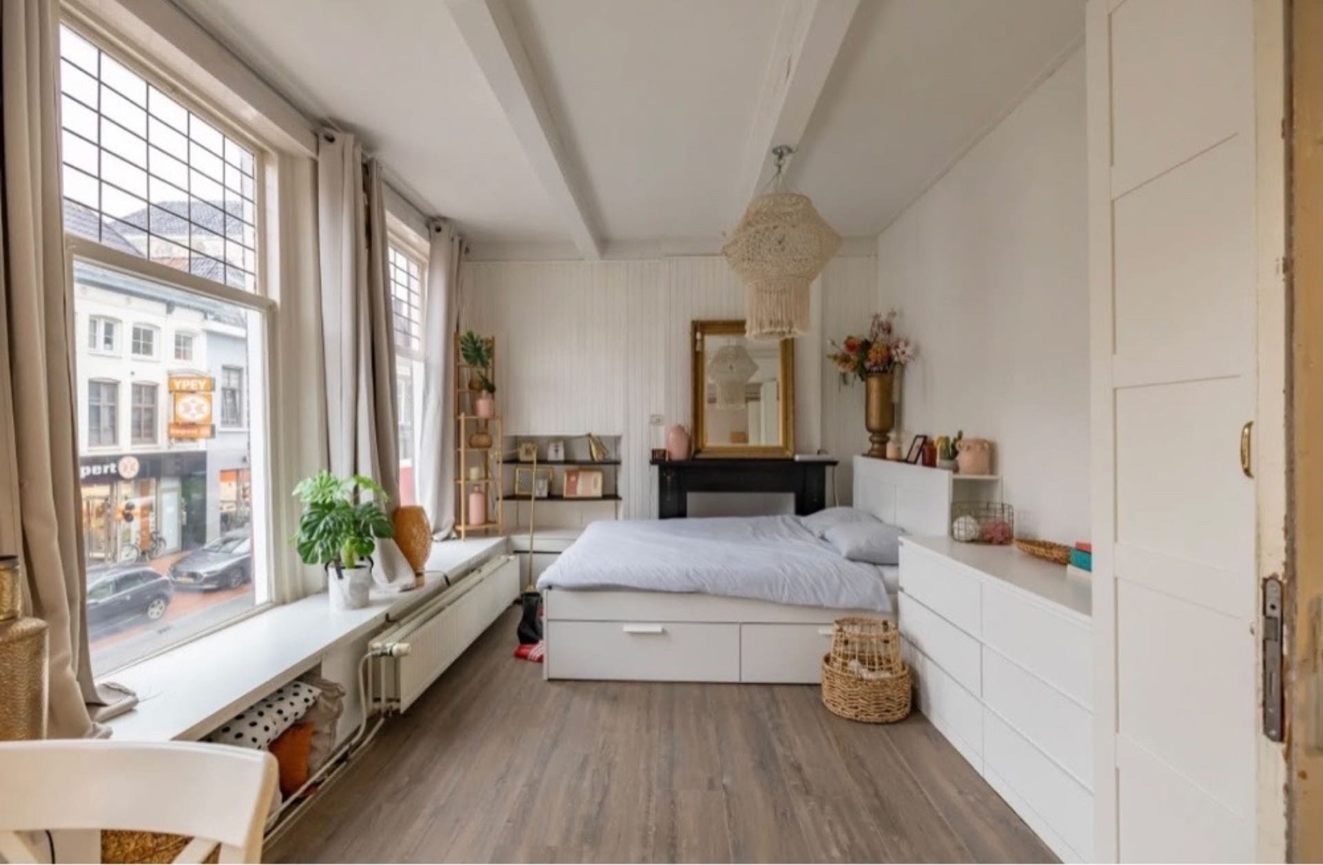 Image accompanying room listing