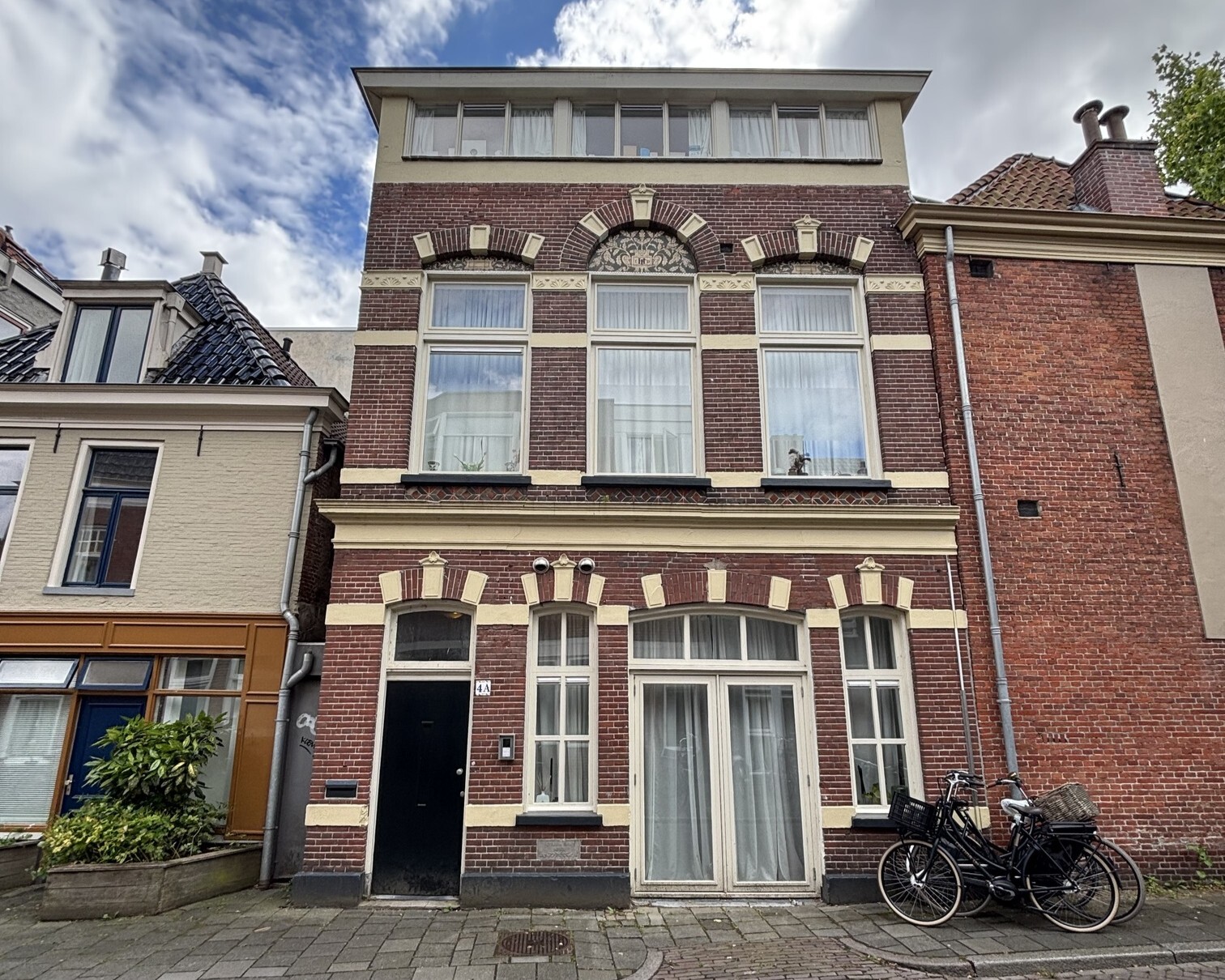 Image accompanying room listing