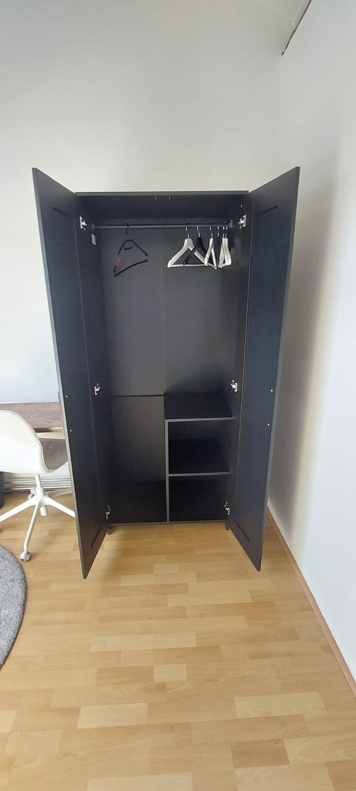 Image accompanying room listing