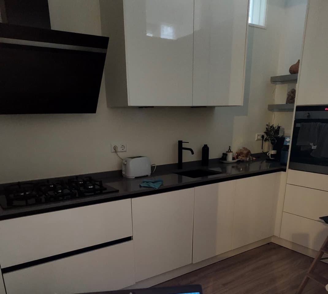 Image accompanying room listing
