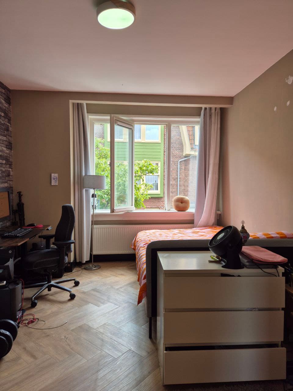 Image accompanying room listing