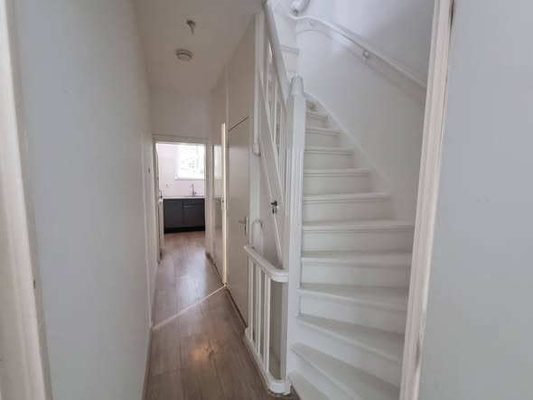 Image accompanying room listing