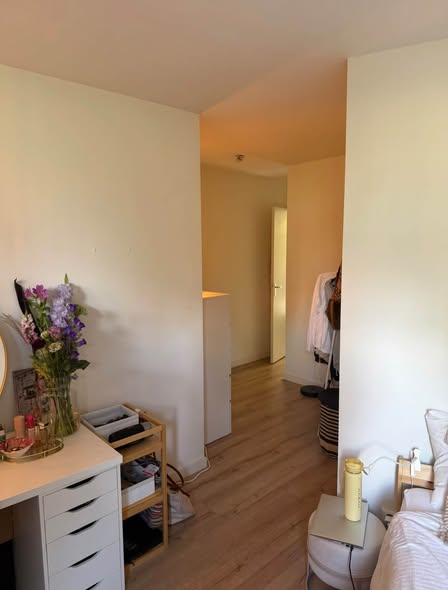 Image accompanying room listing