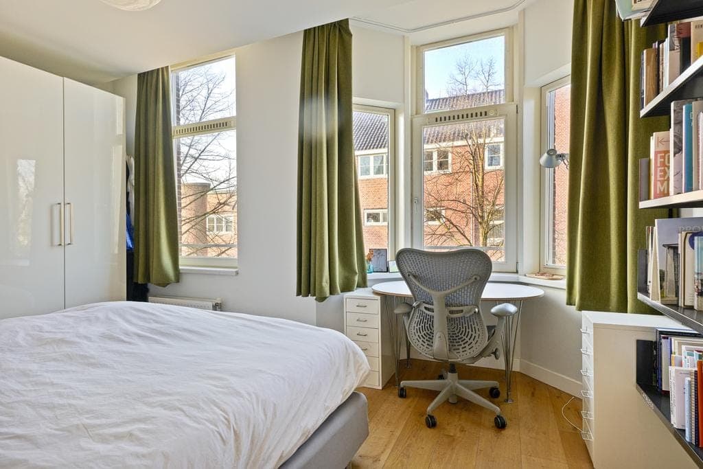Image accompanying room listing