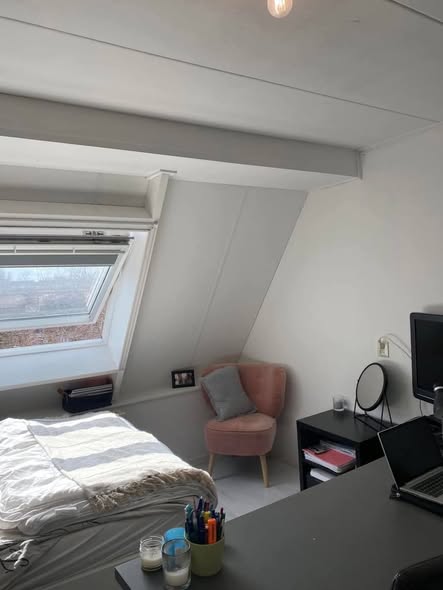 Image accompanying room listing