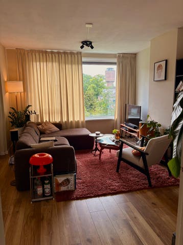 Image accompanying room listing