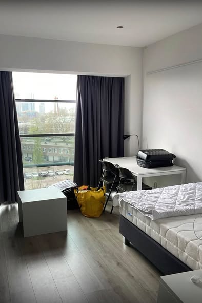 Image accompanying room listing