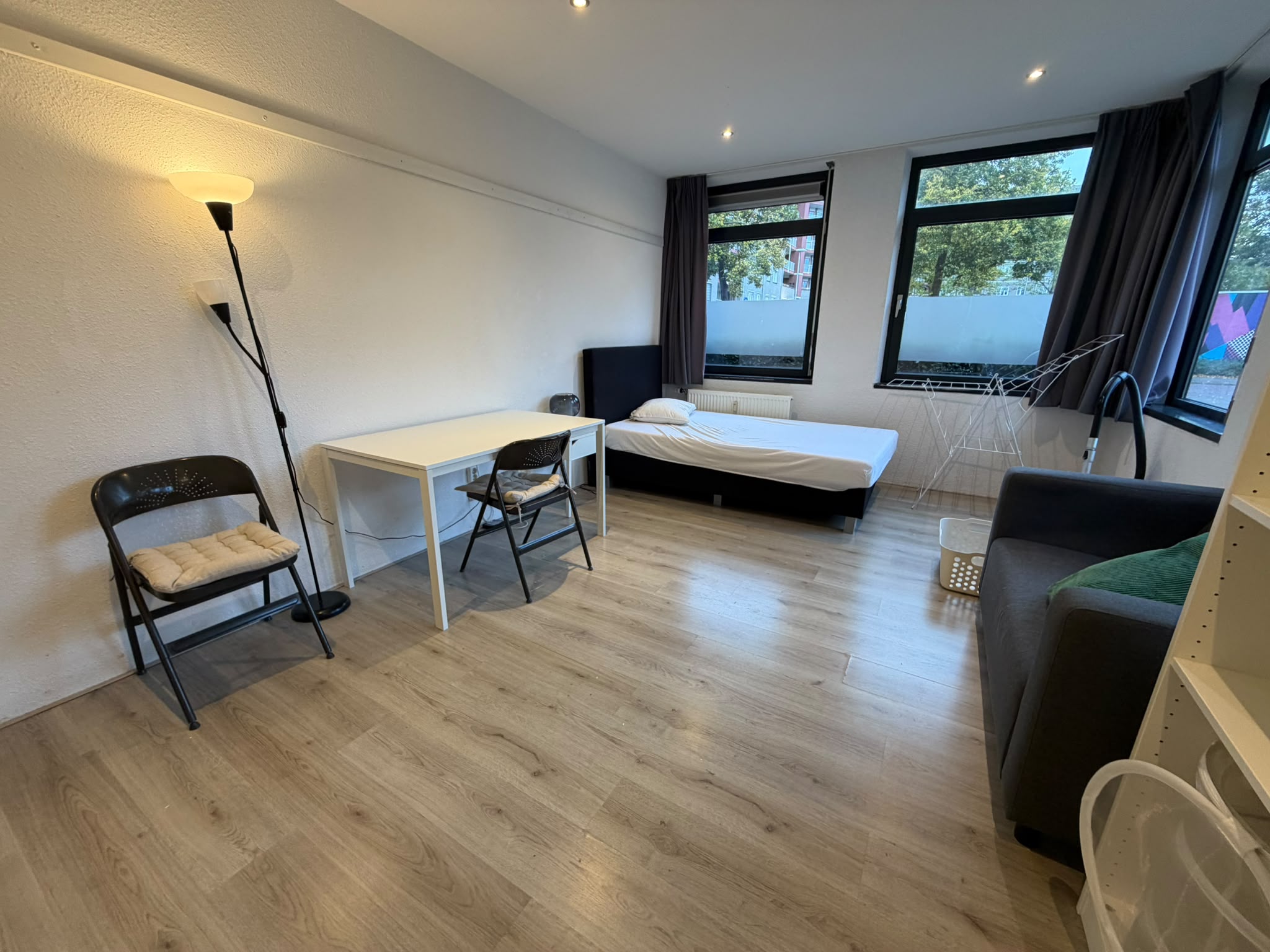 Image accompanying room listing