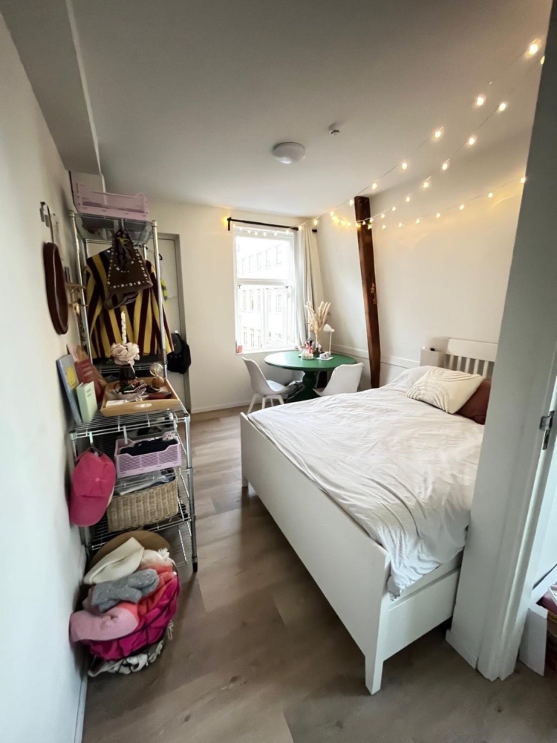 Image accompanying room listing