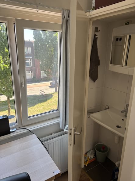 Image accompanying room listing