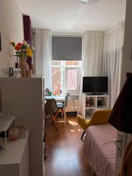 Image accompanying room listing