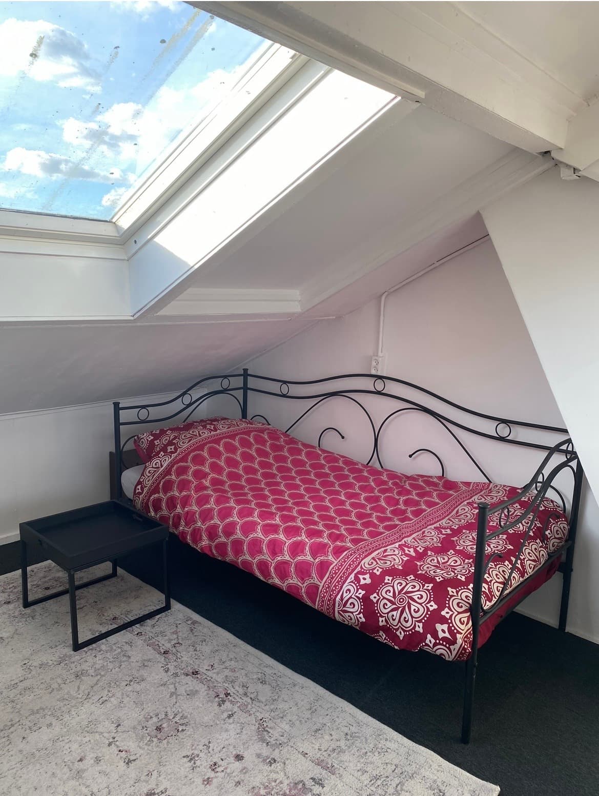 Image accompanying room listing