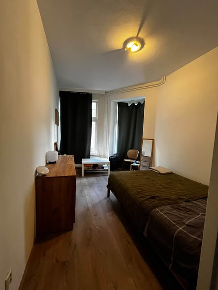 Image accompanying room listing