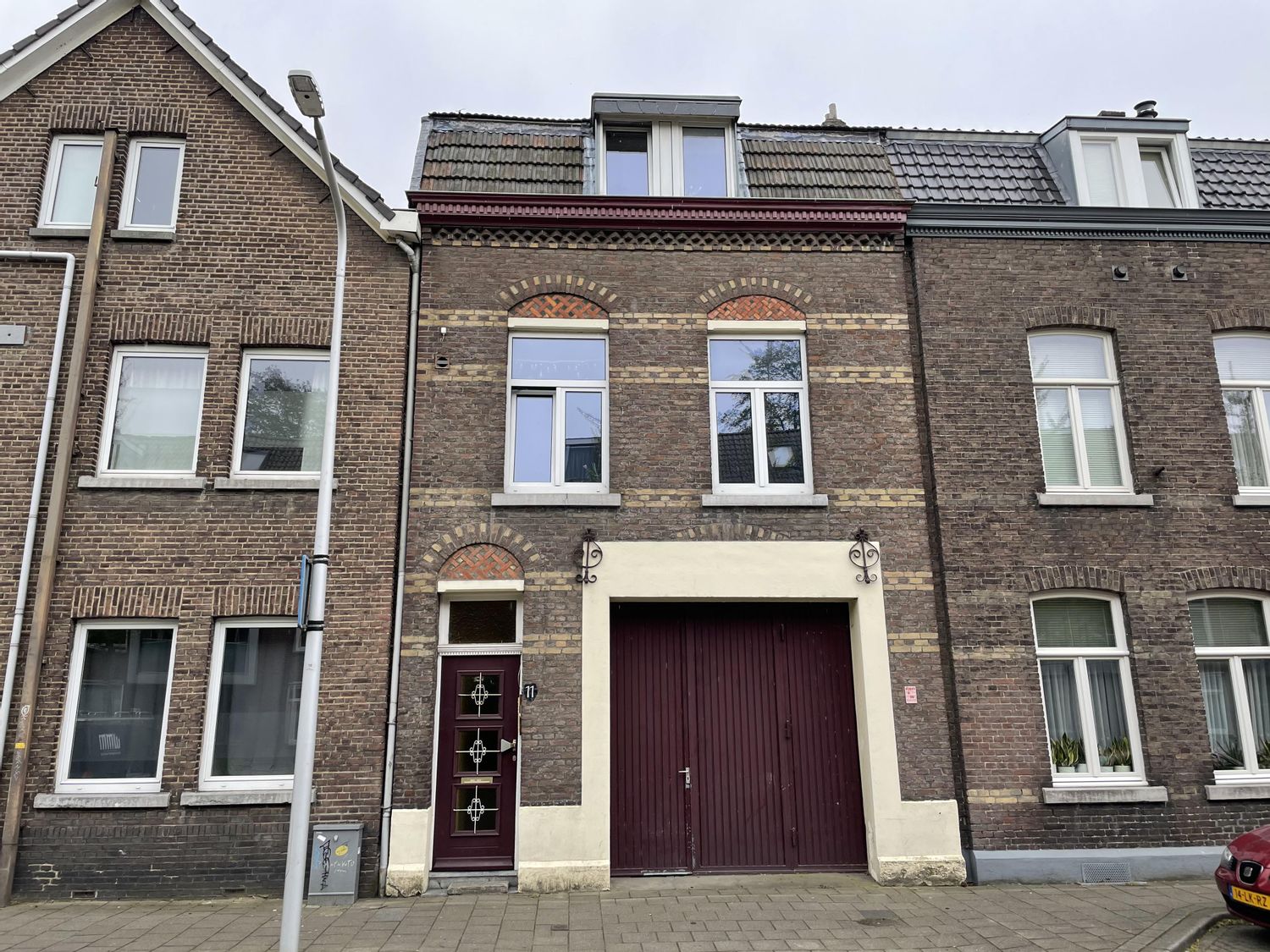 Image accompanying room listing