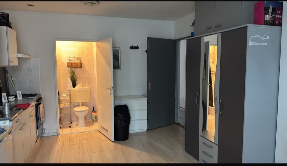 Image accompanying room listing