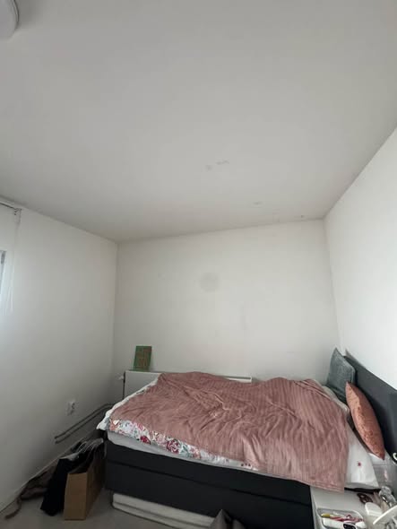 Image accompanying room listing