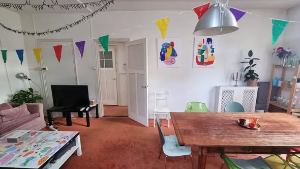 Image accompanying room listing