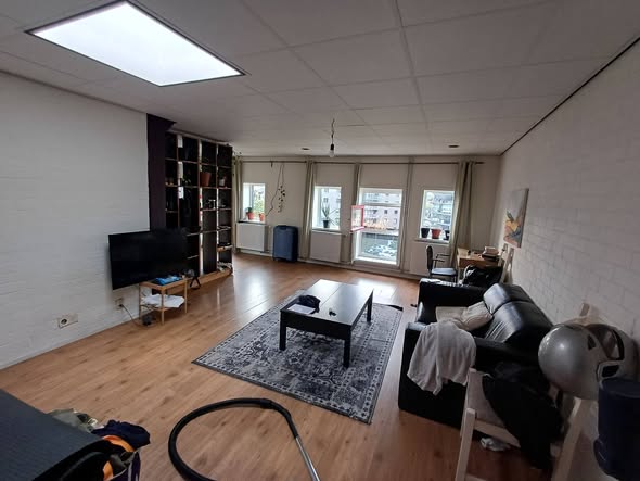 Image accompanying room listing