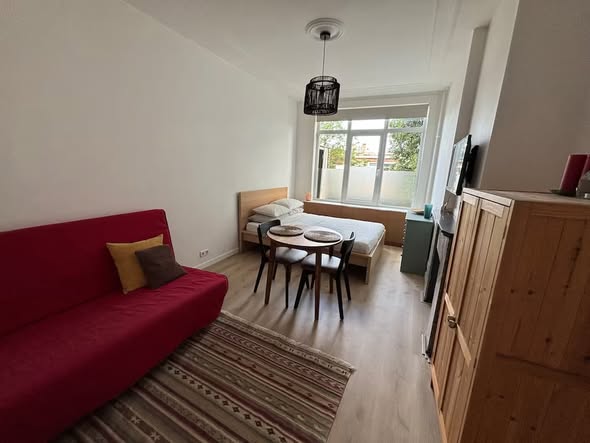 Image accompanying room listing