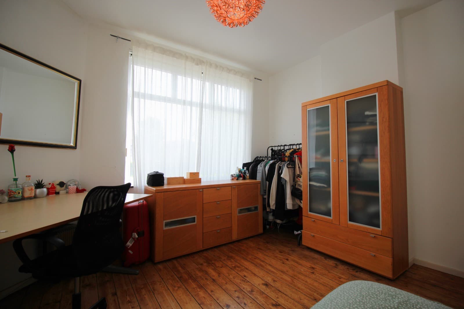 Image accompanying room listing