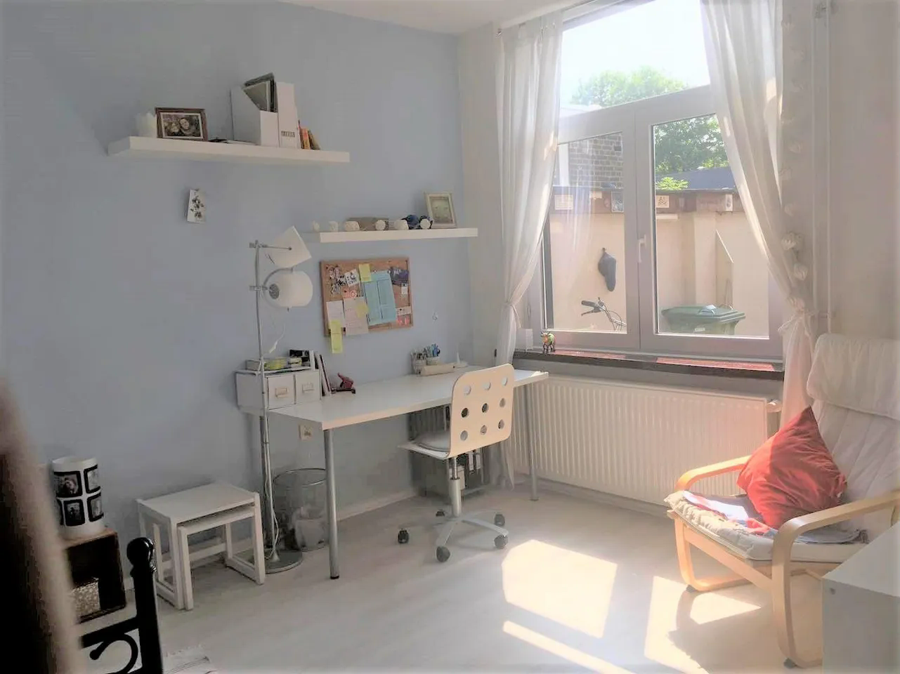 Image accompanying room listing