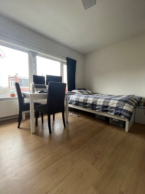 Image accompanying room listing