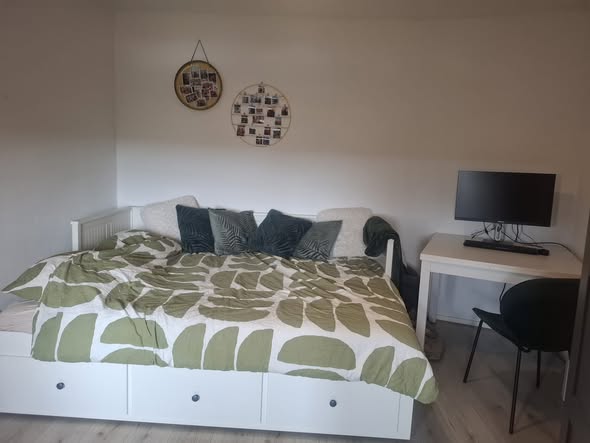 Image accompanying room listing