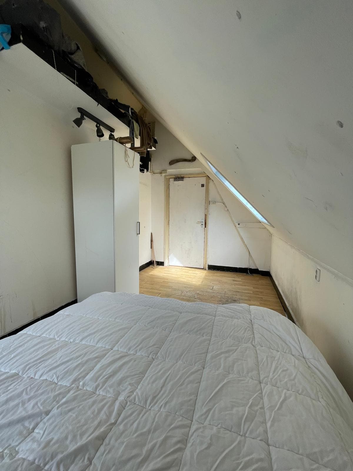 Image accompanying room listing
