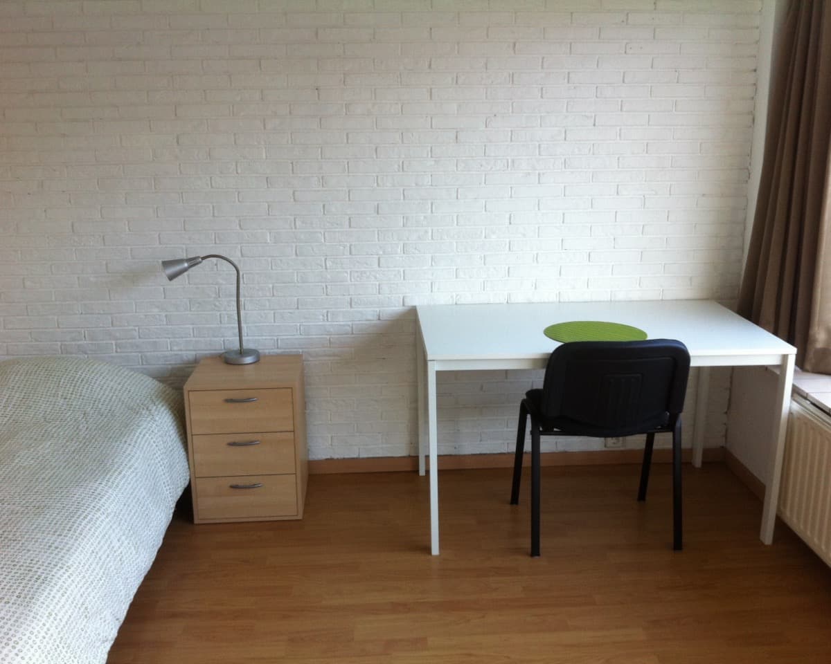 Image accompanying room listing