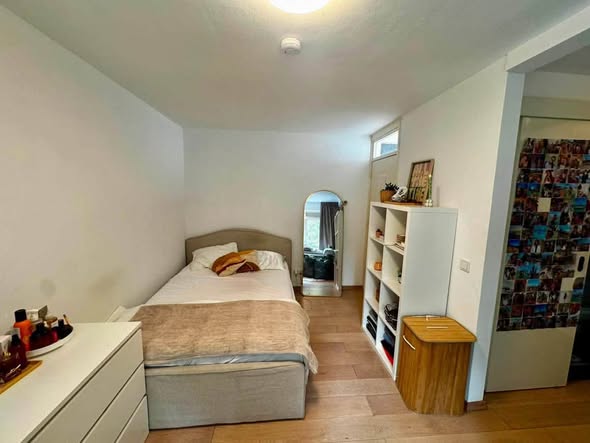 Image accompanying room listing
