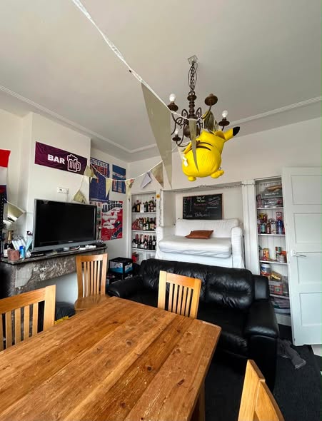 Image accompanying room listing