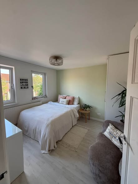 Image accompanying room listing