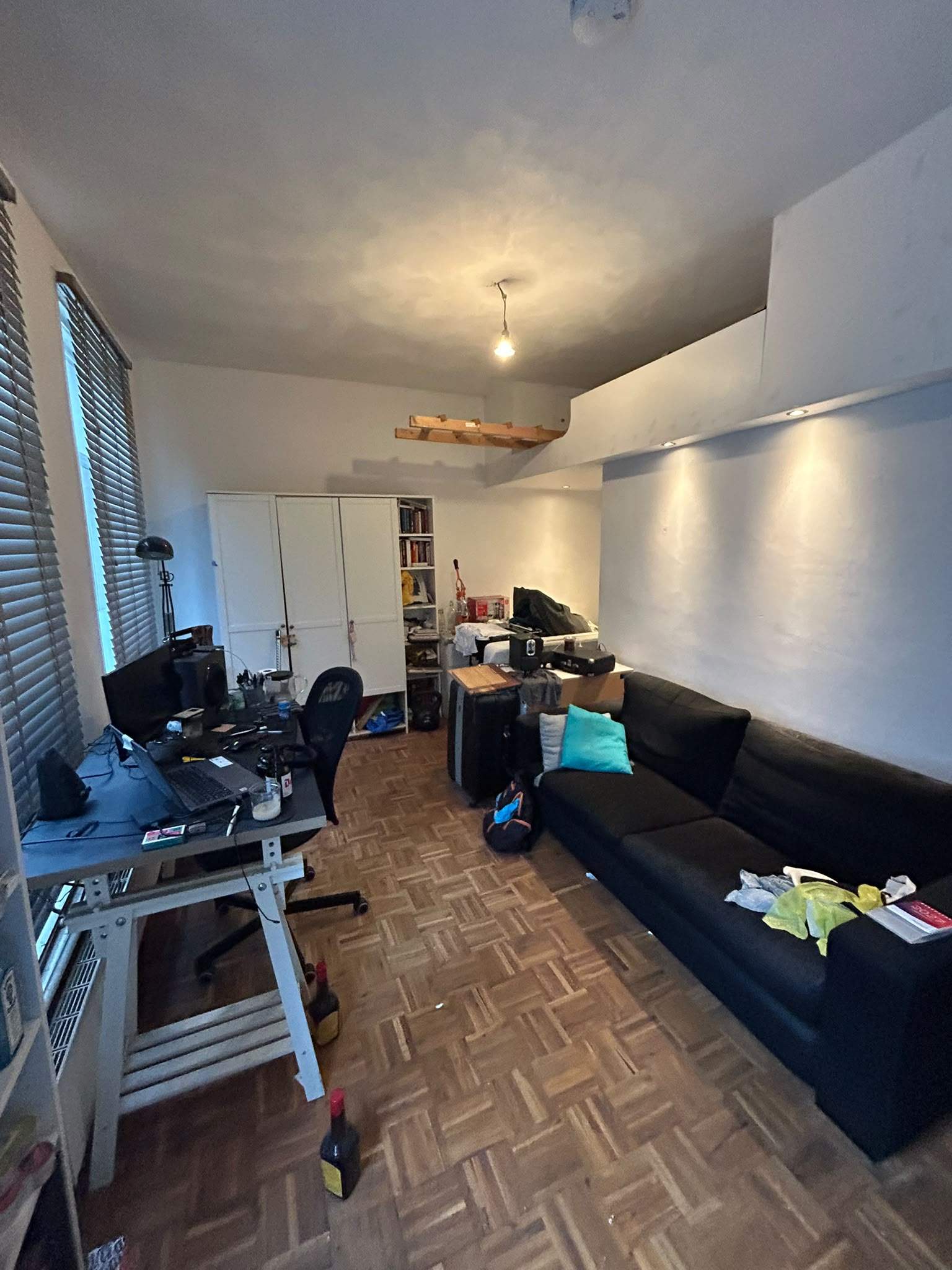 Image accompanying room listing