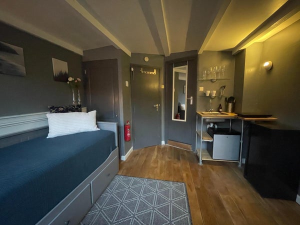 Image accompanying room listing