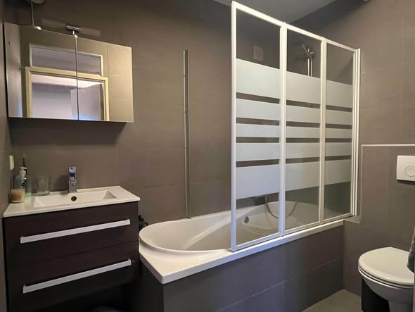 Image accompanying room listing