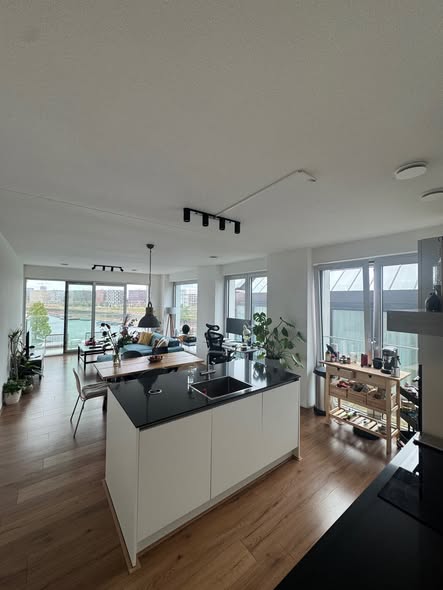 Image accompanying room listing