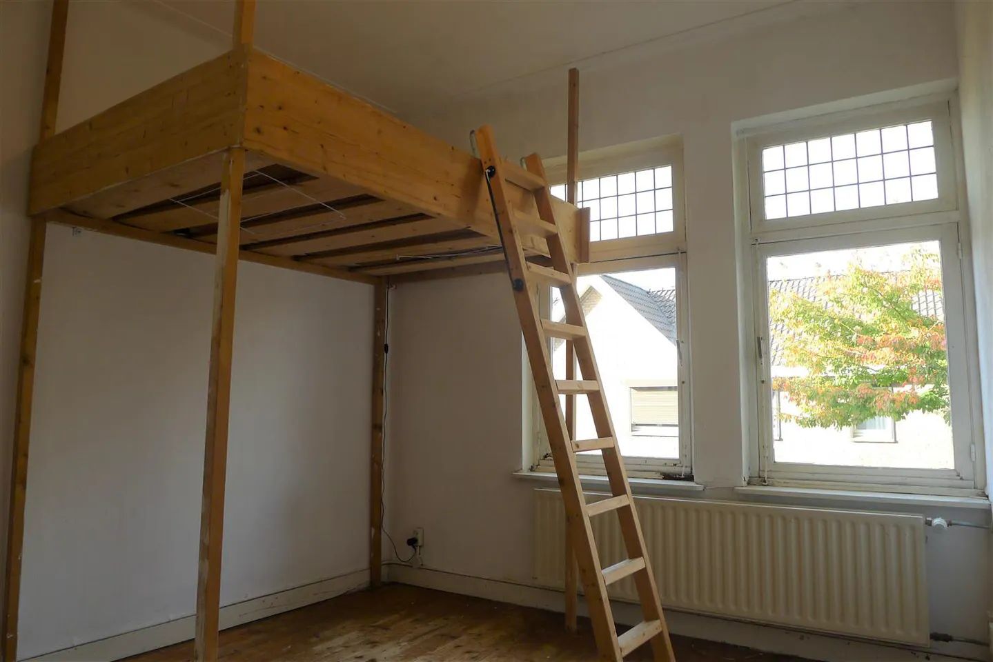 Image accompanying room listing
