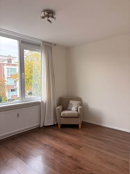 Image accompanying room listing